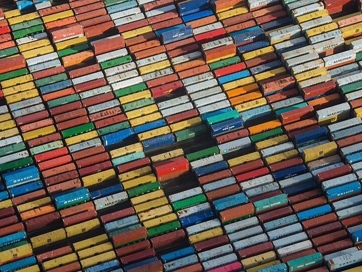Container stehen auf einem Terminal im Hafen.