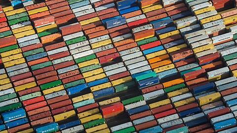 Container stehen auf einem Terminal im Hafen.