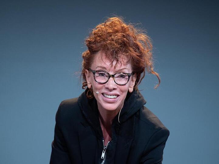 Die Schriftstellerin Sibylle Berg erhält den Hebel-Preis - mit Verspätung.