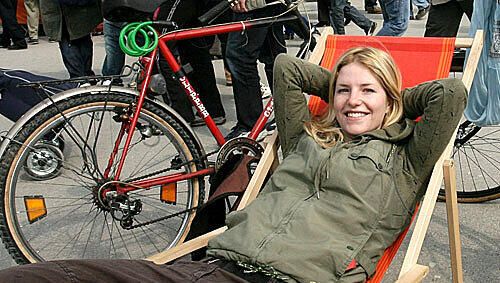 Raphaela Schäufele hat diesen Liegestuhl und zwei Räder gekauft. Raphaela Schäufele hat diesen Liegestuhl und zwei Räder gekauft.