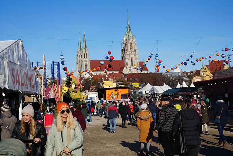 Die Planeten, die über dem Gelände hängen, gehören zum Tollwood dazu. Bei blauem Himmel machen sie besonders viel her.