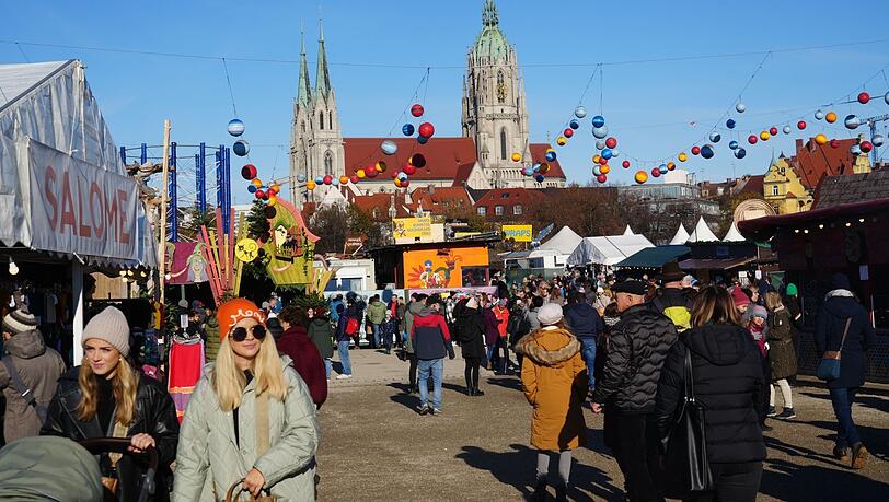 Die Planeten, die über dem Gelände hängen, gehören zum Tollwood dazu. Bei blauem Himmel machen sie besonders viel her. Die Planeten, die über dem Gelände hängen, gehören zum Tollwood dazu. Bei blauem Himmel machen sie besonders viel her.
