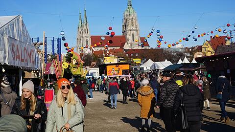 Die Planeten, die über dem Gelände hängen, gehören zum Tollwood dazu.