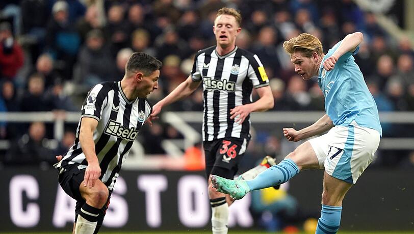 Nach der Einwechslung von Kevin De Bruyne (r) drehte Manchester City das Spiel in Newcastle.