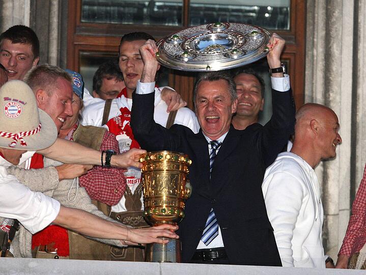 OTTMAR HITZFELD (01.02.2007 - 30.06.2008, 516 Tage)

Richten sollte es als Interimslösung der Vorgänger – und er richtete es erneut. Zwar konnte auch Hitzfeld den Sturz in den UEFA Cup nicht verhindern, genauso wenig wie eine titellose Saison 2006/07. Im Folgejahr verließ er den Verein jedoch erneut durch die Vordertür: Tränen und Blumen in der Allianz Arena plus Double. Nachdem sich unter anderem Mehmet Scholl oder Oliver Kahn verabschiedeten, war auch dem FC Bayern klar, dass es jetzt einen klaren Umbruch braucht.