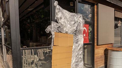 Behörden lassen ein Restaurant schließen.