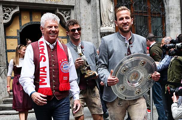 OB Dieter Reiter (im Foto links mit Thomas M&uuml;ller und Harry Kane) ist bekennender Fan des FC Bayern. (Archivbild)