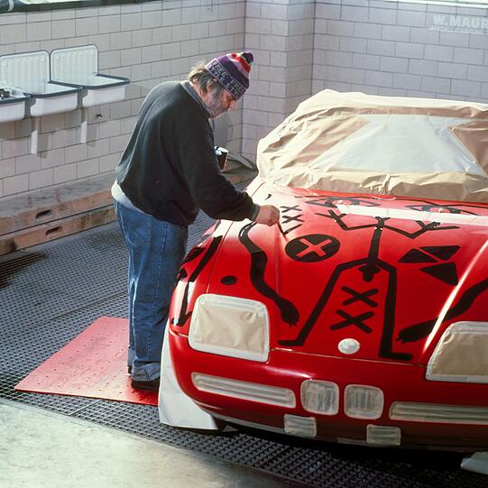 "Kunst auf einem plastischen Objekt hat mich interessiert“, erklärte A. R. Penck 1991, als er einen BMW Z1 mit seinen sehr eigenen, tendenziell archaischen Zeichen bepinselte. Unwillkürlich muss man bei Penck immer an Höhlenmalerei denken. Auf einem 170-PS-Roadster mit elektrisch nach unten versenkbaren Seitentüren hat das bis heute einen ganz besonderen Reiz. "Kunst auf einem plastischen Objekt hat mich interessiert“, erklärte A. R. Penck 1991, als er einen BMW Z1 mit seinen sehr eigenen, tendenziell archaischen Zeichen bepinselte. Unwillkürlich muss man bei Penck immer an Höhlenmalerei denken. Auf einem 170-PS-Roadster mit elektrisch nach unten versenkbaren Seitentüren hat das bis heute einen ganz besonderen Reiz.