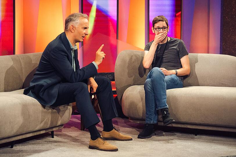 Oh, oh, welche Peinlichkeit hat Jan B&ouml;hmermanns Team wohl bei seinem ZDF-Studiogast im Internet gefunden?