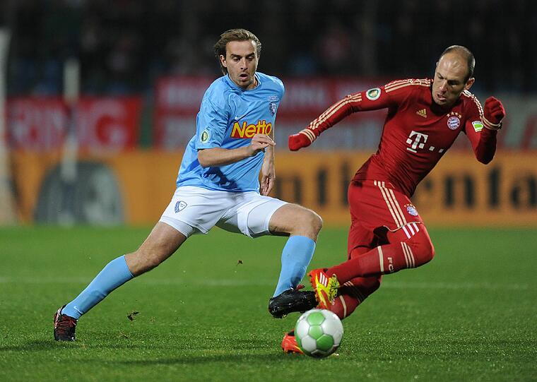ARJEN ROBBEN: Vergab den Ausgleich per Kopf (27.). Ganz dreiste Schwalbe &ndash; leicht berührt worden, aber zu spät abgehoben. Beste Szene: Sein Schlenzer vom rechten Strafraumeck ging knapp vorbei (70.). Aber: das Siegtor machte alle glücklich. Note 3