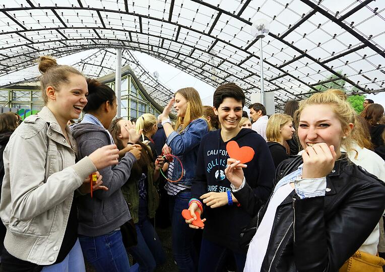 "One Direction" spielen am Freitag in der Olympiahalle. Jubelnde Fans warten im Regen vor der Olympiahalle.