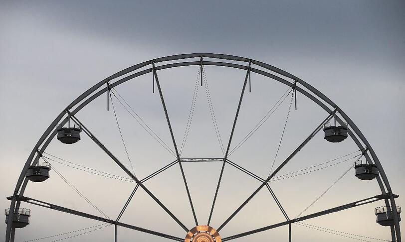 In Halle/Saale (Sachsen-Anhalt) wurden auf dem Weihnachtsmarkt Gondeln von einem Riesenrad der Schaustellerfamilie Boos abgebaut. Sie wurden aus Sicherheitsgründen aufgrund von Unwetterwarnungen wegen dem Orkantief Xaver von dem 32 Meter hohen Riesenrad abgenommen.