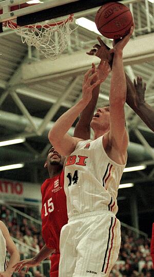 John Amaechi (links im Hintergrund), ehemaliger US-Basketballspieler