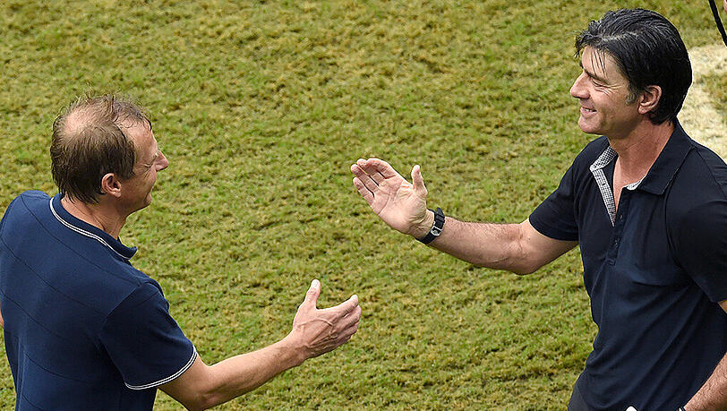 Durchnässt und glücklich: Jürgen Klinsmann (links) und Joachim Löw bei der WM 2014. Durchnässt und glücklich: Jürgen Klinsmann (links) und Joachim Löw bei der WM 2014.