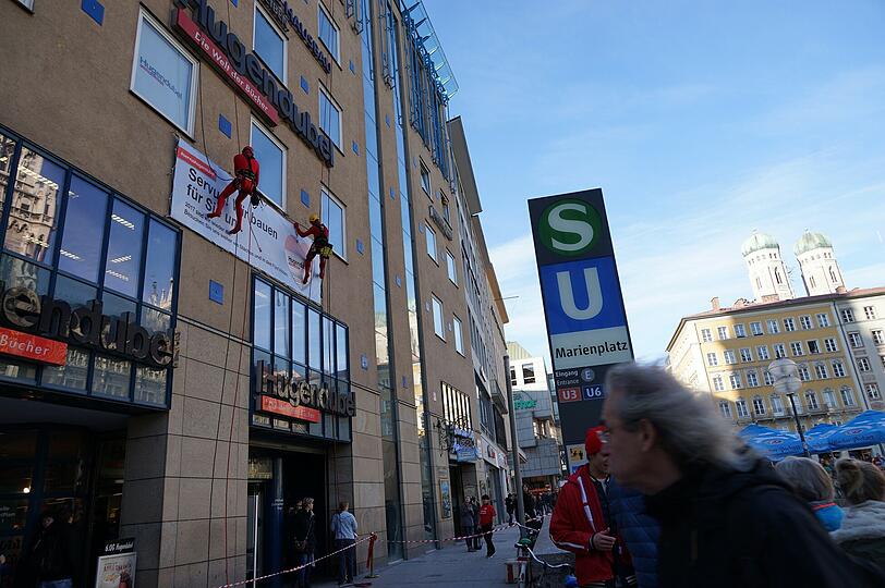 Auf sechs Stockwerken waren hier bis zu 100 000 Titel zu finden &ndash; im Moment sind es schon viel weniger. Denn: Der Hugendubel am Marienplatz wird für eineinhalb Jahre geschlossen, das Gebäude umgebaut und modernisiert. Die Bilder vom Abschied am Samstag.