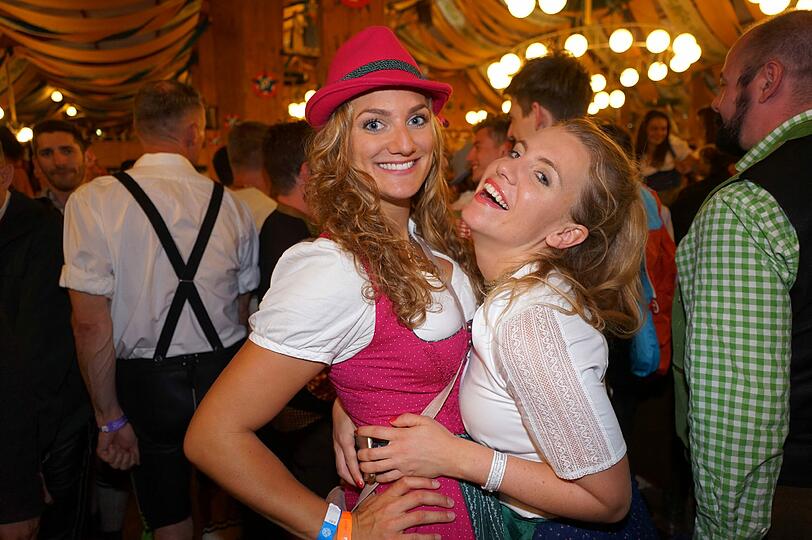 Der erste Wiesn-Sonntag in der Bräurosl gehört ganz den Schwulen und Lesben. Mitten drin bei der bunten Party: OB Dieter Reiter. Wie wild gestern Abend gefeiert wurde, sehen Sie in unserer Bildergalerie.
