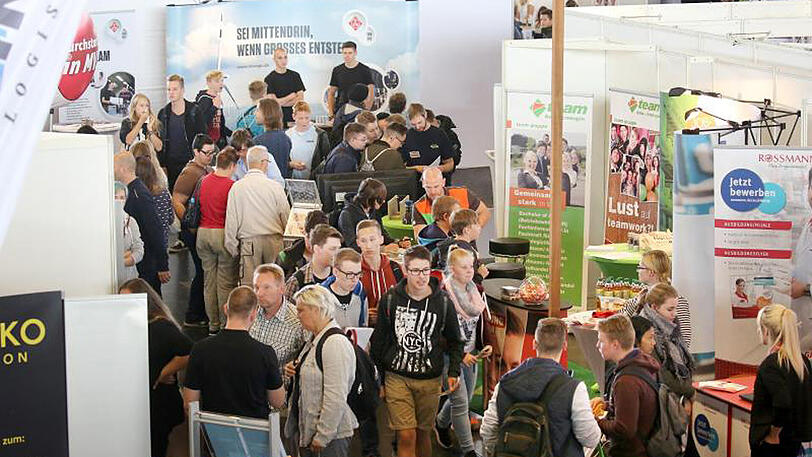 Schüler auf der Berufsmesse Jobfactory in Rostock.