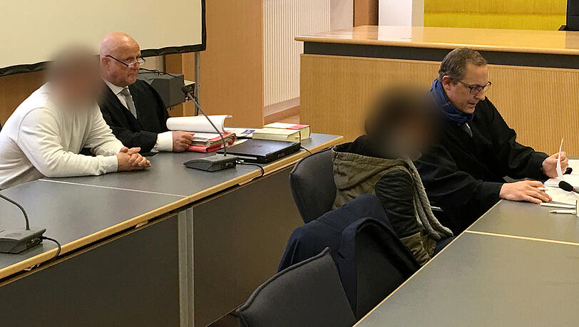 Die wegen versuchten Mordes durch Unterlassen angeklagten Eltern eines fünfjährigen Jungen sitzen am Mittwoch im Landgericht Regensburg neben ihren Anwälten.