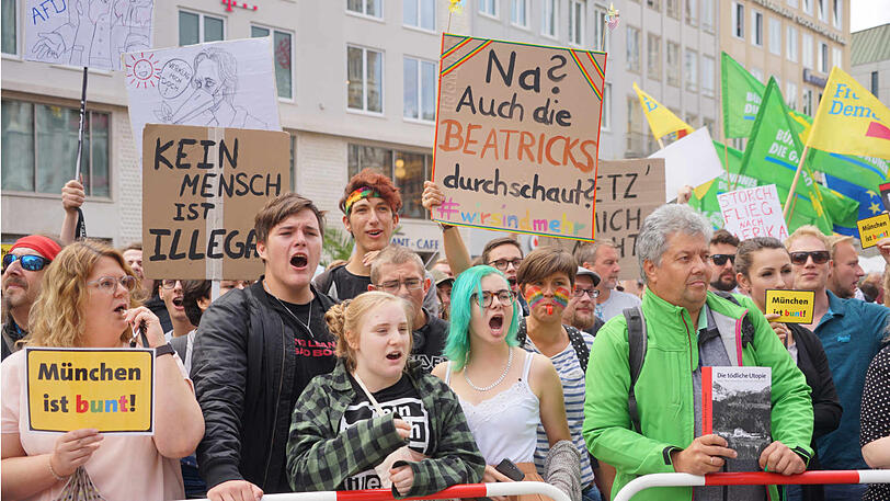 Rund 2.000 Gegendemonstranten hatte sich auf dem Marienplatz versammelt.