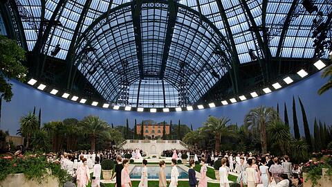 Ja, wo laufen sie denn? Hunderte Chanel-Models zeigen die neueste Kollektion in einem riesigen Garten im Grand Palais.