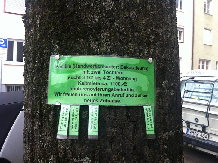 Auch diese Familie sucht eine neue Wohnung im Viertel.