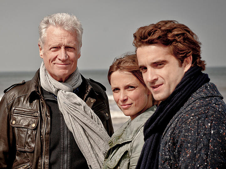 Theo Clüver (li. Robert Atzorn), Ina Behrendsen (Julia Brendler) und Hinnerk Feldmann (re. Oliver Wnuk)