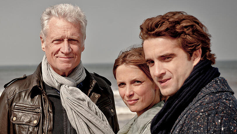 Theo Clüver (li. Robert Atzorn), Ina Behrendsen (Julia Brendler) und Hinnerk Feldmann (re. Oliver Wnuk) Theo Clüver (li. Robert Atzorn), Ina Behrendsen (Julia Brendler) und Hinnerk Feldmann (re. Oliver Wnuk)