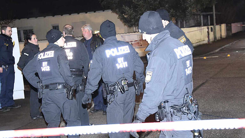 Polizisten am Tatort.