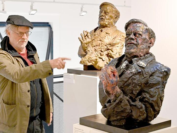 Der deutsche Künstler Rainer Fetting zeigt auf Helmut Schmidt.