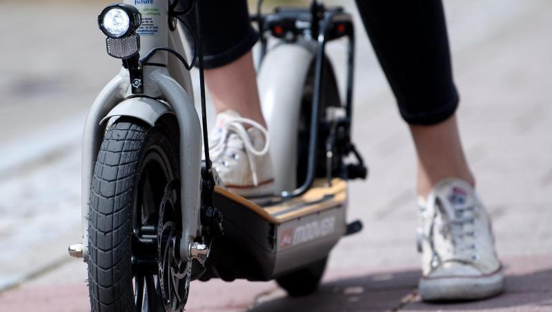 Eine Frau macht auf einem E-Scooter "Metz Moover" vor dem Geschäft von efuture eine Probefahrt. Eine Frau macht auf einem E-Scooter "Metz Moover" vor dem Geschäft von efuture eine Probefahrt.