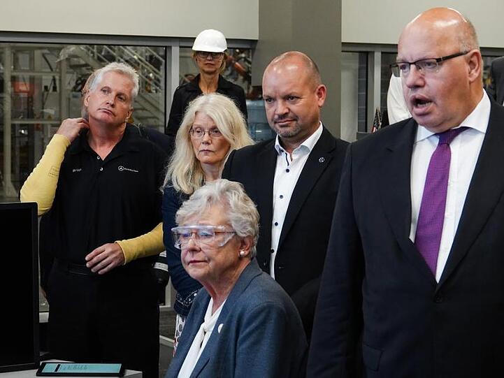 Wirtschaftsminister Peter Altmaier (r) besichtigt zusammen mit der Gouverneurin von Alabama, Kay Ivey (M), und Mercedes-Manager Jörg Burzer (2.r) das Mercedes-Werk in Tuscaloosa.