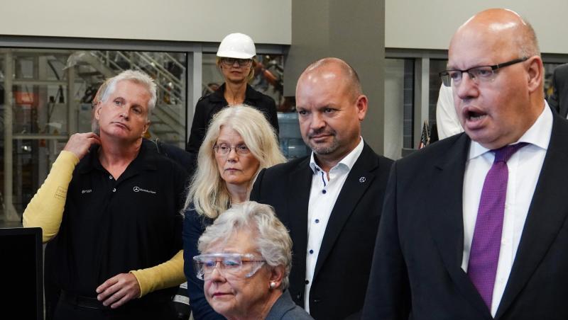 Wirtschaftsminister Peter Altmaier (r) besichtigt zusammen mit der Gouverneurin von Alabama, Kay Ivey (M), und Mercedes-Manager Jörg Burzer (2.r) das Mercedes-Werk in Tuscaloosa. Wirtschaftsminister Peter Altmaier (r) besichtigt zusammen mit der Gouverneurin von Alabama, Kay Ivey (M), und Mercedes-Manager Jörg Burzer (2.r) das Mercedes-Werk in Tuscaloosa.