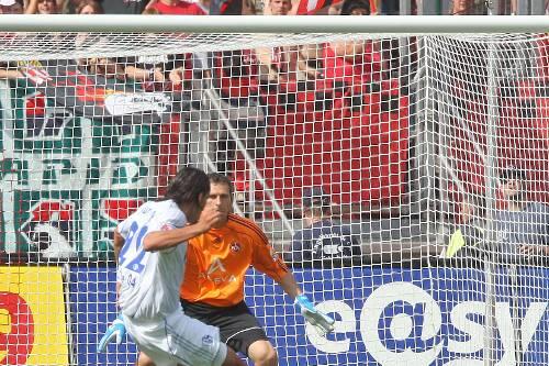 So geht&rsquo;s: Schalkes Top-Torjäger Kevin Kuranyi lässt Club-Keeper Raphael Schäfer beim 0:1 keine Chance.