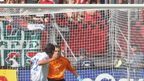 So geht’s: Schalkes Top-Torjäger Kevin Kuranyi lässt Club-Keeper Raphael Schäfer beim 0:1 keine Chance. So geht’s: Schalkes Top-Torjäger Kevin Kuranyi lässt Club-Keeper Raphael Schäfer beim 0:1 keine Chance.