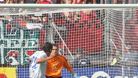 So geht&rsquo;s: Schalkes Top-Torjäger Kevin Kuranyi lässt Club-Keeper Raphael Schäfer beim 0:1 keine Chance.