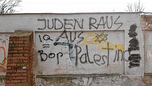 Nur bei solchen rassistischen, politischen und obszönen Parolen wie hier am Friedrich-Ebert-Platz vor einem Jahr werden die städtischen Saubermänner noch aktiv. Nur bei solchen rassistischen, politischen und obszönen Parolen wie hier am Friedrich-Ebert-Platz vor einem Jahr werden die städtischen Saubermänner noch aktiv.