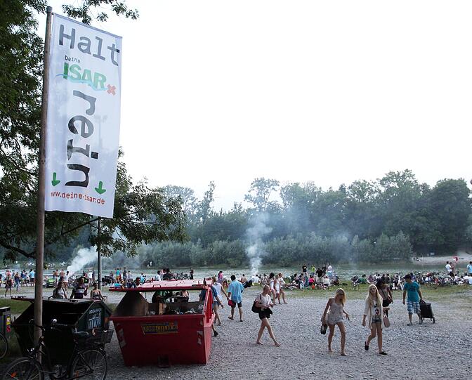 Was vom Tage übrig bleibt: Flaschen, Papier, Dreck. AZ-Fotografin Petra Schramek hat dokumentiert, wie es am Wochenende an der Isar ausgesehen hat.