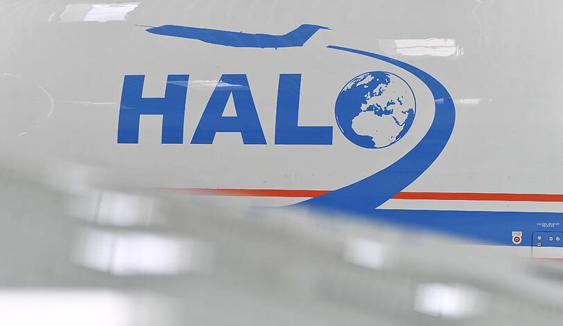Mit dem neuen Forschungsflugzeug HALO will
Deutschland in der Energie- und Klimaforschung neue Maßstäbe setzen.
Am Montag übergab Bundesforschungsministerin Annette Schavan (CDU)
HALO im Deutschen Zentrum für Luft- und Raumfahrt (DLR) im Weßlinger
Ortsteil Oberpfaffenhofen im Landkreis Starnberg an die
Wissenschaft.