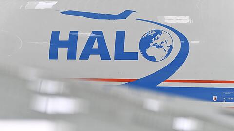 Mit dem neuen Forschungsflugzeug HALO will
Deutschland in der Energie- und Klimaforschung neue Maßstäbe setzen.
Am Montag übergab Bundesforschungsministerin Annette Schavan (CDU)
HALO im Deutschen Zentrum für Luft- und Raumfahrt (DLR) im Weßlinger
Ortsteil Oberpfaffenhofen im Landkreis Starnberg an die
Wissenschaft.