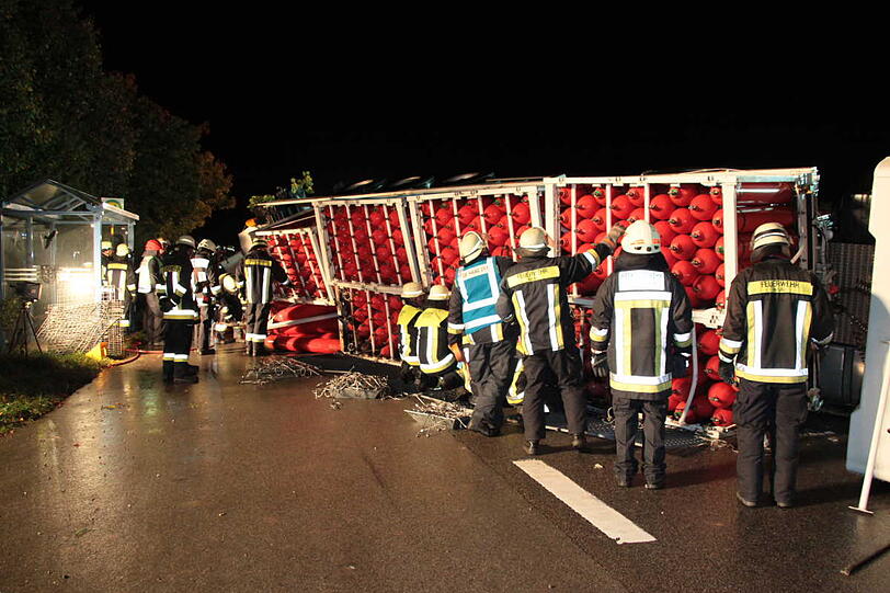 Auf der B 12 kippt ein Laster, der mit Wasserstoff-Flaschen beladen ist. Die enthalten noch Restgas und müssen erst entleert werden. Aus Sicherheitsgründen werden drei Gebäude in der näheren Umgebung evakuiert, drei Personen kommen leicht verletzt ins Krankenhaus.