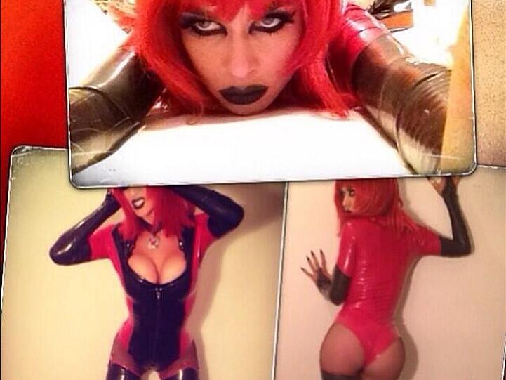 Carmen Electra im Latex-Body