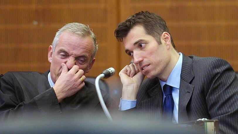 Der Anwalt Daniel M. Krause (l) und der angeklagte Ex-Börsenguru Markus Frick besprechen sich während der Verhandlungspause vor der Urteilsverkündung am 25.02.2014 im Gerichtssaal vor der 28. Strafkammer des Landgerichts Frankfurt Der Anwalt Daniel M. Krause (l) und der angeklagte Ex-Börsenguru Markus Frick besprechen sich während der Verhandlungspause vor der Urteilsverkündung am 25.02.2014 im Gerichtssaal vor der 28. Strafkammer des Landgerichts Frankfurt