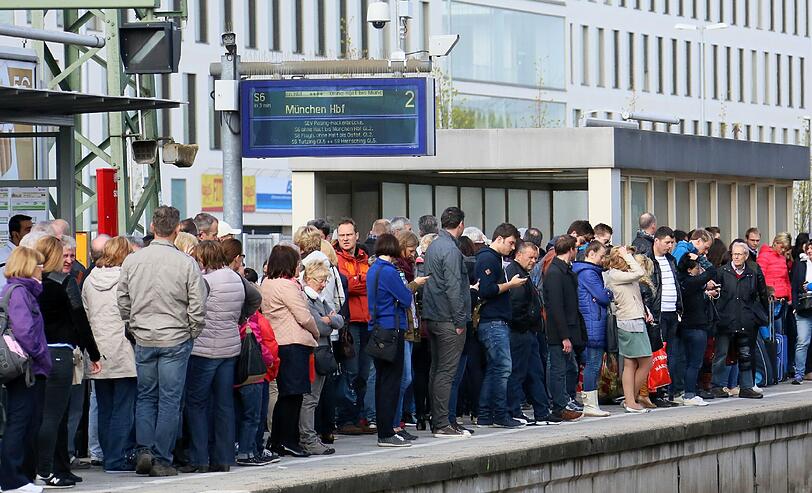 Wegen einer abgerissenen Oberleitung ging heute Morgen auf der Stammstrecke nichts mehr.(Archiv)