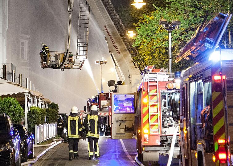 Die Feuerwehr war mit über 160 Einsatzkräften und rund 45 Fahrzeugen vor Ort.