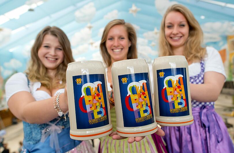 Maßkrug-Präsentation im Hackerzelt: Am Dienstagvormittag lud Wirte-Sprecher Toni Roiderer zur offiziellen Vorstellung des diesjährigen Wiesn-Maßkrugs.