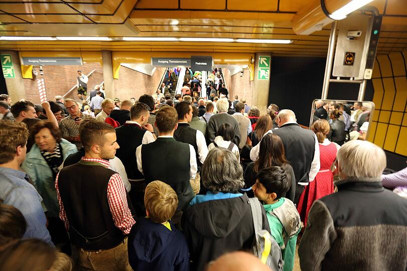 Zur Oktoberfest-Zeit ist das Gedrängel an der Theresienwiese groß. Die Stadt will die U-Bahn-Station deshalb ausbauen. Die MVG träumt sogar von vier Gleisen.