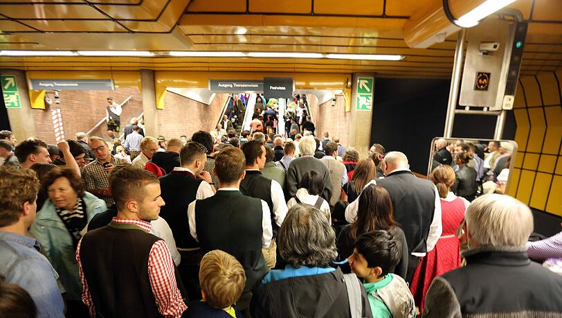 Zur Oktoberfest-Zeit ist das Gedrängel an der Theresienwiese groß. Die Stadt will die U-Bahn-Station deshalb ausbauen. Die MVG träumt sogar von vier Gleisen. Zur Oktoberfest-Zeit ist das Gedrängel an der Theresienwiese groß. Die Stadt will die U-Bahn-Station deshalb ausbauen. Die MVG träumt sogar von vier Gleisen.