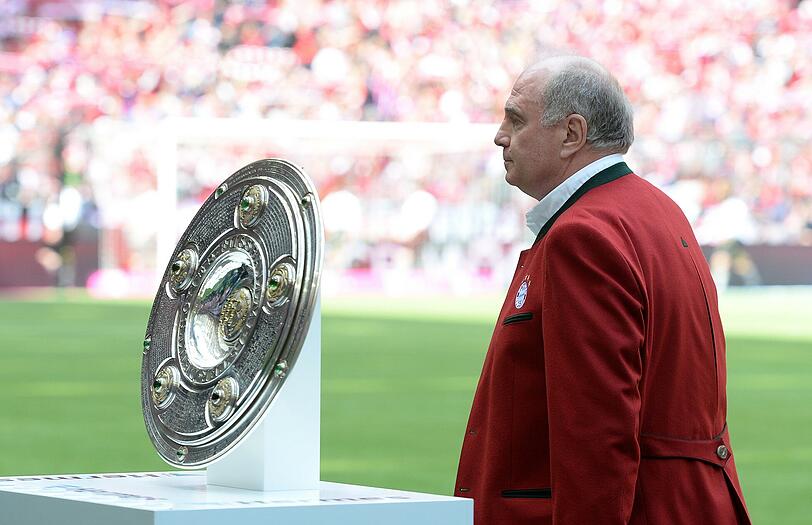 Ex-Präsident Uli Hoeneß und die Meisterschale.