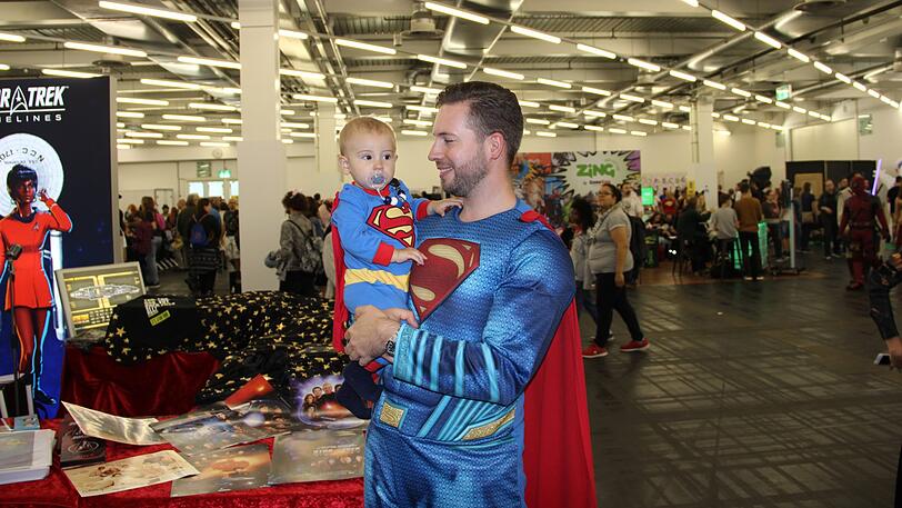 Außnahmsweise mal ein akzeptabler Partnerlook: Ist das Superman oder Superdaddy?