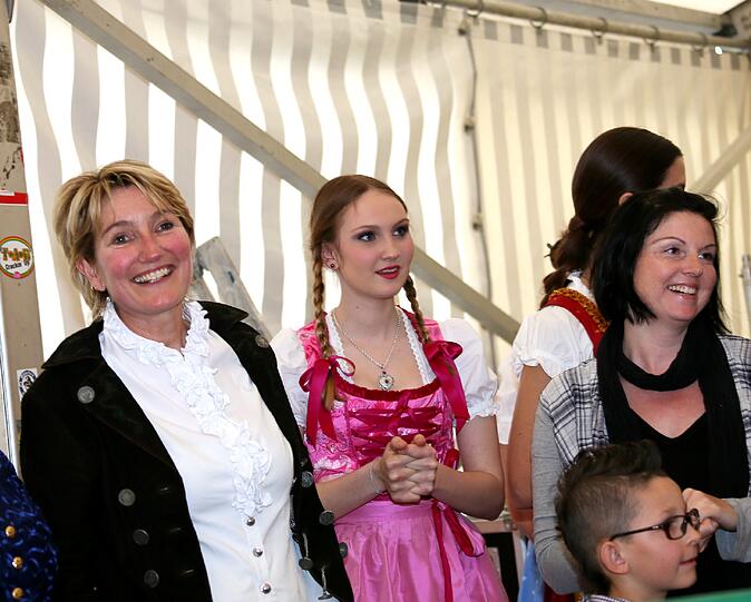 Trachtenmodenschau auf dem 27. Haderner Dorffest. Die Bilder.